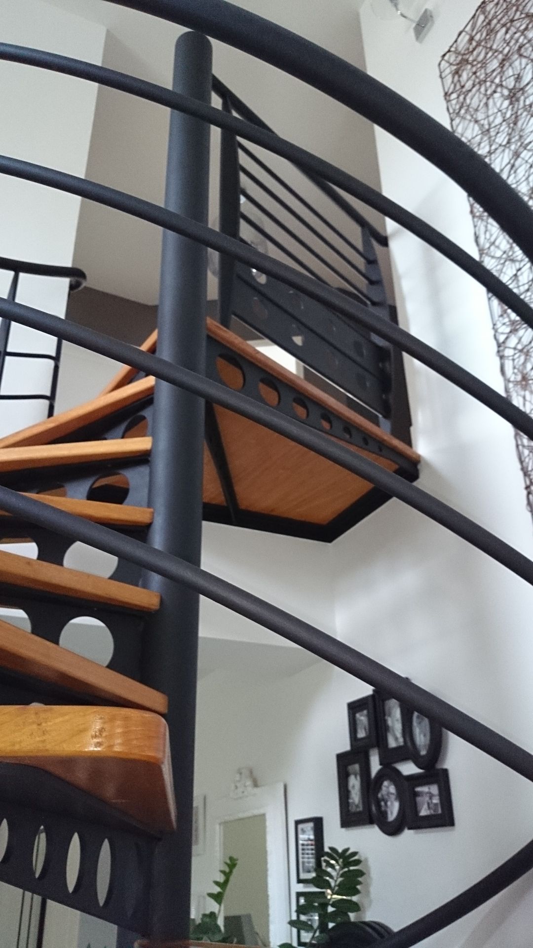 Atelier LR Création - Création de gardes corps en acier pour escaliers en colimaçon