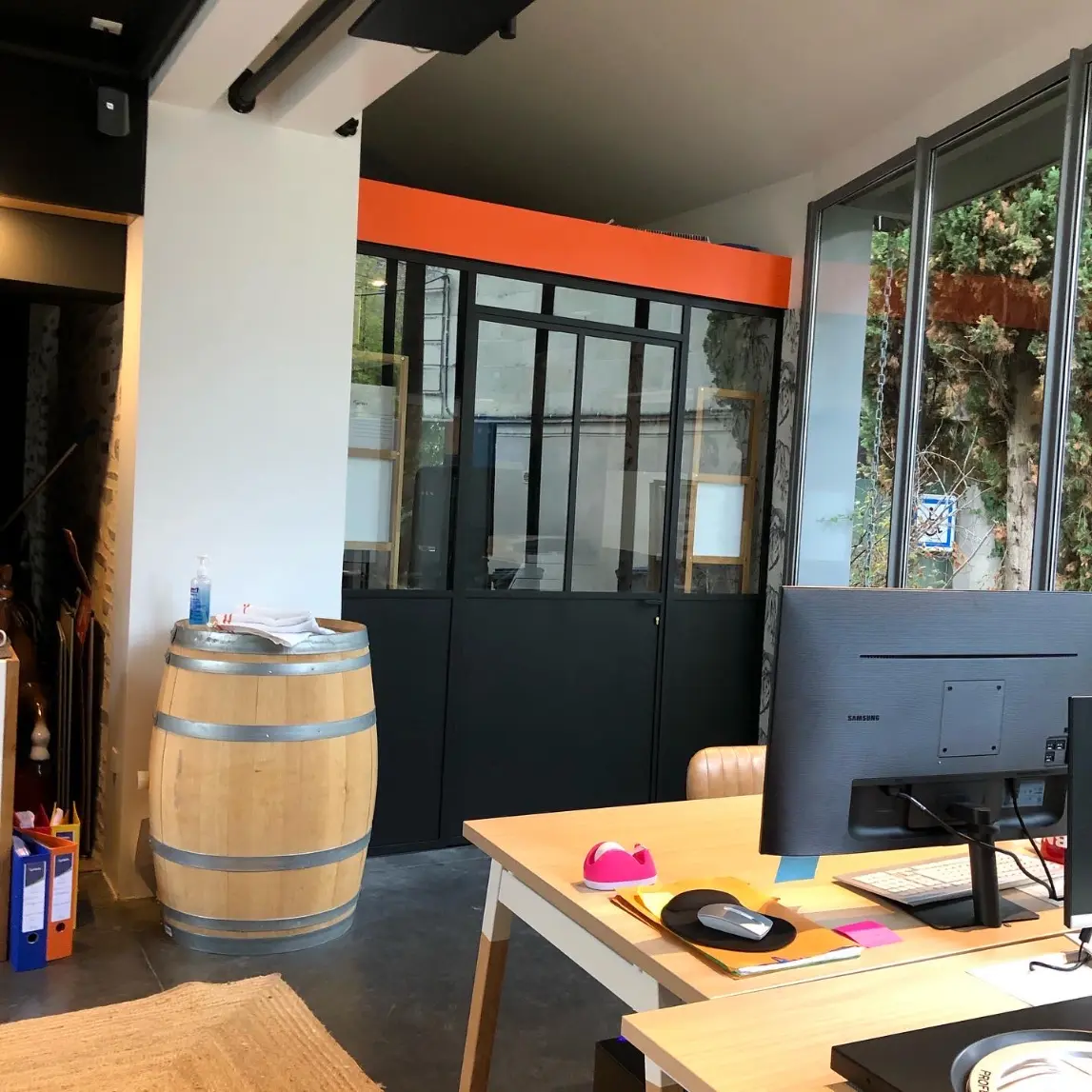 Cloison vitrée avec porte dans bureau 4
